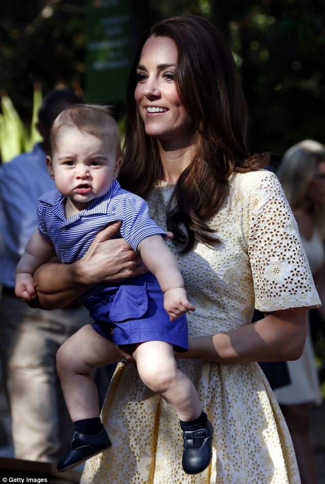 Hoàng tử bé nước Anh cực đáng yêu khi cùng bố mẹ đi sở thú